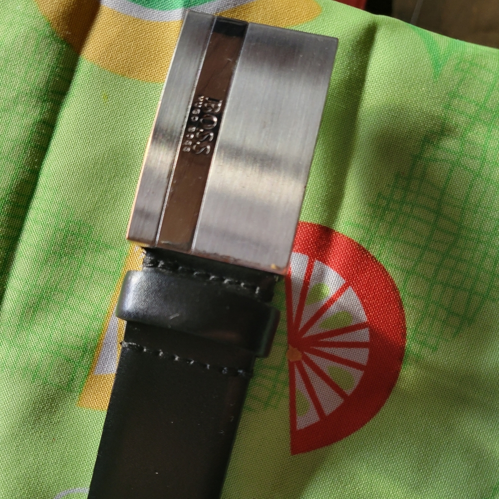 EuC Hugo Boss 34/90 black leather belt